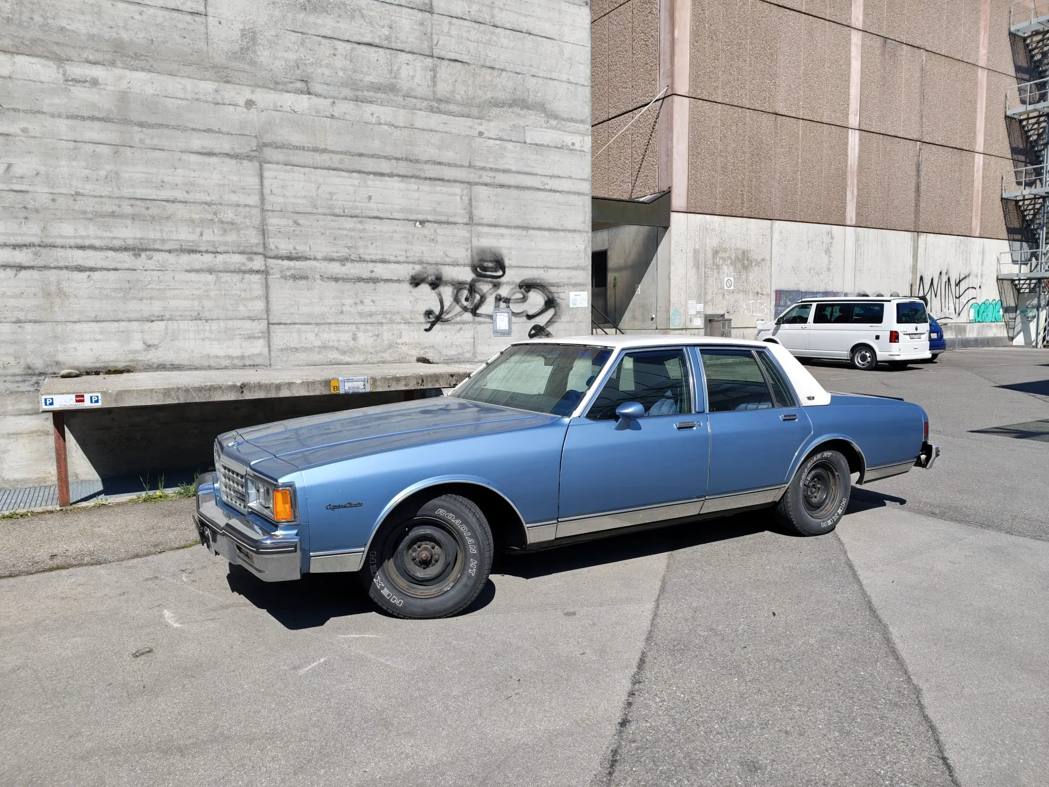 Blauer Chevrolet Caprice Classic im Freien